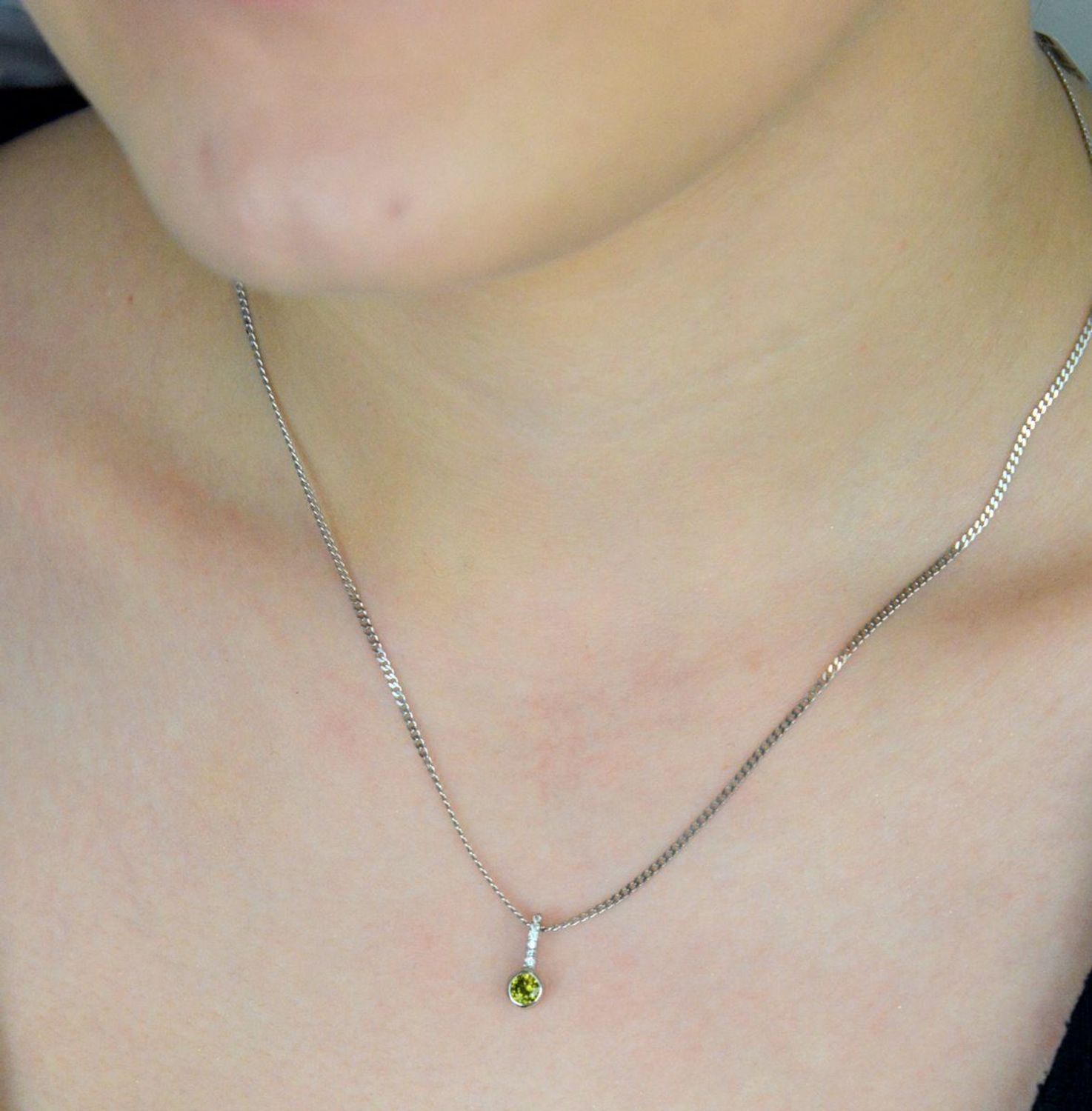 Subtelna srebrna zawieszka z zieloną cyrkonią i białymi zdobieniami u góry. Próba 925, model W 2106, waga 0,70 g, wymiary 1,2 x 0,4 cm. Lekka i elegancka ozdoba..jpg